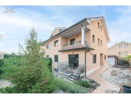 Chalet pareado en venta en Calle de Cadaqués, 24 photo 0