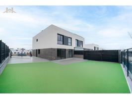 Exclusivo chalet pareado prácticamente nuevo en zona Bulevar photo 0