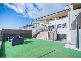 Magnífico chalet adosado en Zona Europa photo 0