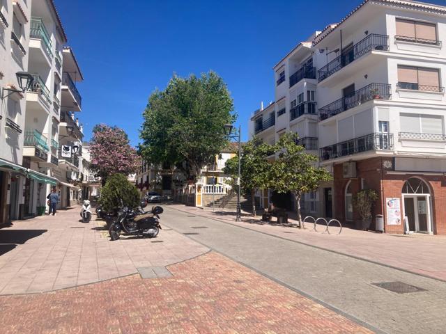 Local y dos pisos en venta en Estepona photo 0