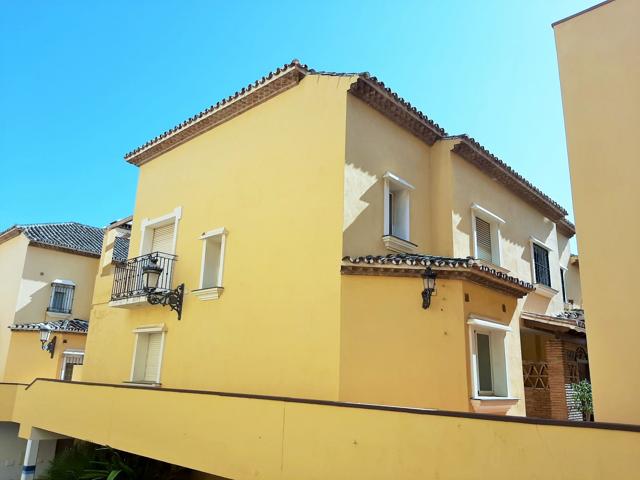 VILLA PAREADA SIN MUEBLES DE 4 DORMITORIOS EN EL CENTRO DE ESTEPONA. photo 0