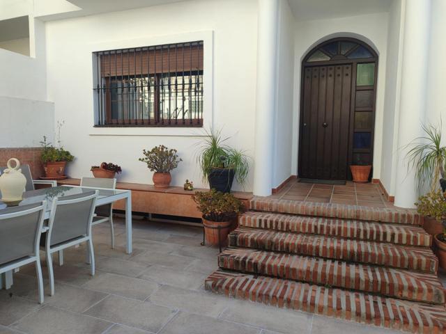 ¡Oportunidad única en Cancelada, Estepona! Chalet adosado en esquina a pocos minutos de Puerto Banús photo 0
