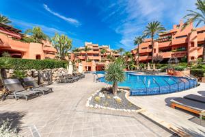 ESPECTACULAR BAJO EN URBANIZACIÓN TORRE BERMEJA - ESTEPONA photo 0