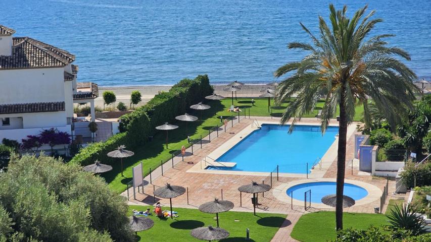 Exclusivo piso en primera línea de playa con vistas al mar photo 0