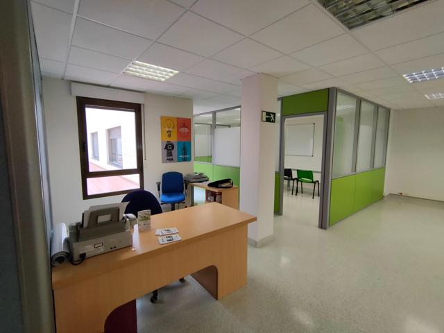 ¡Oportunidad única en Burgos! Junto al HUBU, Oficina en planta con amplias posibilidades photo 0