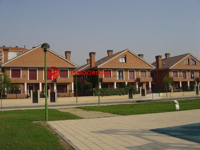 Exclusivo Chalet Adosado Junto al HUBU: Tu Oasis Urbano en Burgos photo 0