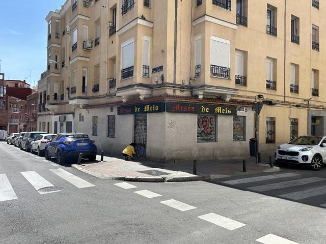 Local En venta en Valdeacederas, Madrid photo 0