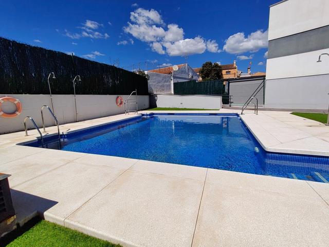 **Exclusivo pareado seminuevo en urbanización privada con piscina – Puerto de la Torre** photo 0
