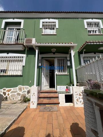 Pareado de tres dormitorios con patio y garaje en una excelente ubicación photo 0