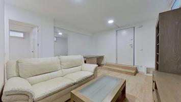 La vivienda de 48 m2 es un semisótanosin ascensor y se encuentra con la cocina equipada y vivienda photo 0