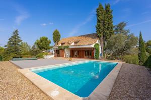 Magnífico chalet para reformar a su gusto en la prestigiosa urbanización de Soto de Viñuelas photo 0