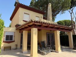 Exclusiva vivienda reformada en urbanización privada en Novo Sancti Petri, a un paso de la playa photo 0