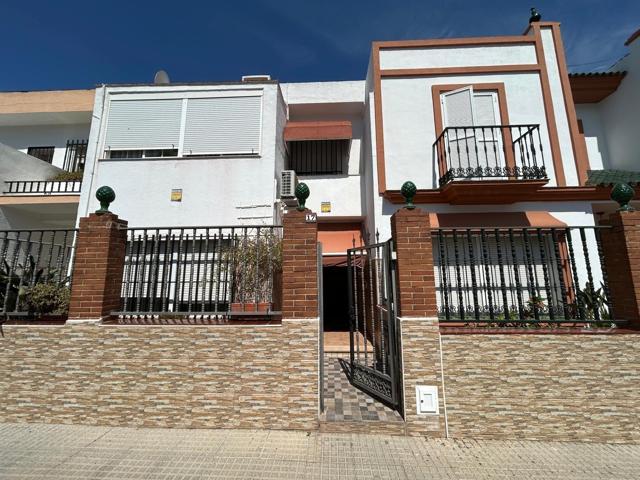 Amplia Casa Adosada en San Fernando con Terraza Soleada y Plaza de Garaje photo 0