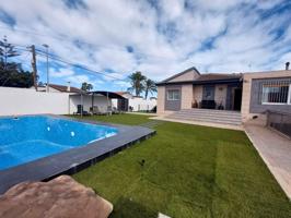 Elegante chalet con piscina privada en Los Balcones, Torrevieja photo 0