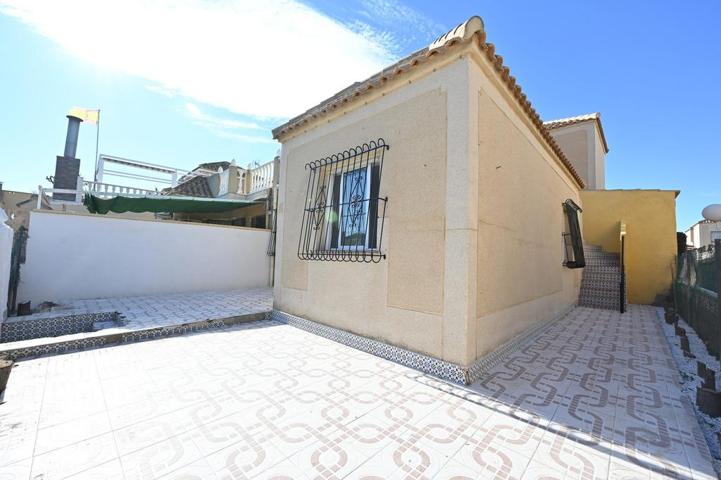 Bungalow en esquina para reformar de 2 dormitorios, piscina comunitaria en Torrevieja photo 0