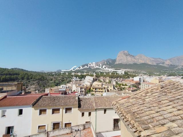 Se vende casa de pueblo de tres plantas en Polop photo 0