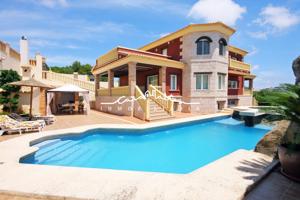 Se vende precioso y gran chalet independiente en Calpe photo 0