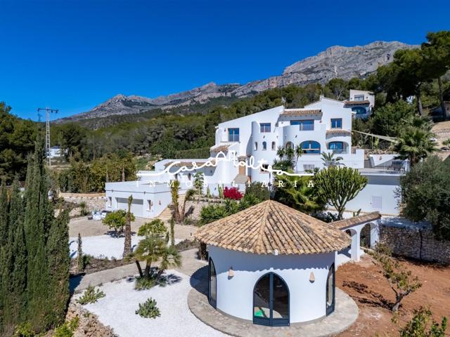 En venta exclusividad mediterránea, fantástica villa con grandes vistas a Altea y Benidorm photo 0