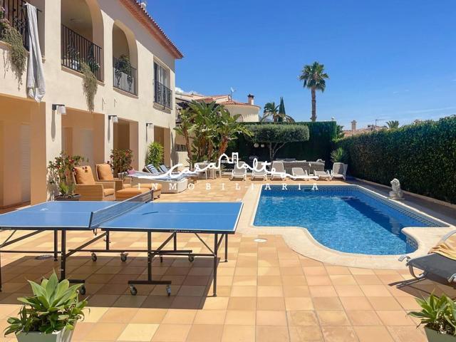 En venta exclusiva villa con piscina y amplias terrazas photo 0