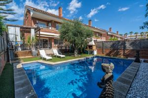 Exclusivo Inmueble Reformado en Premiá de Mar con Piscina Privada photo 0