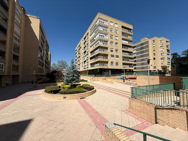 Piso En venta en Apóstol Santiago, Madrid photo 0