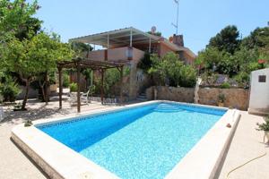 Villa con piscina, jardines y dos casas separadas. photo 0