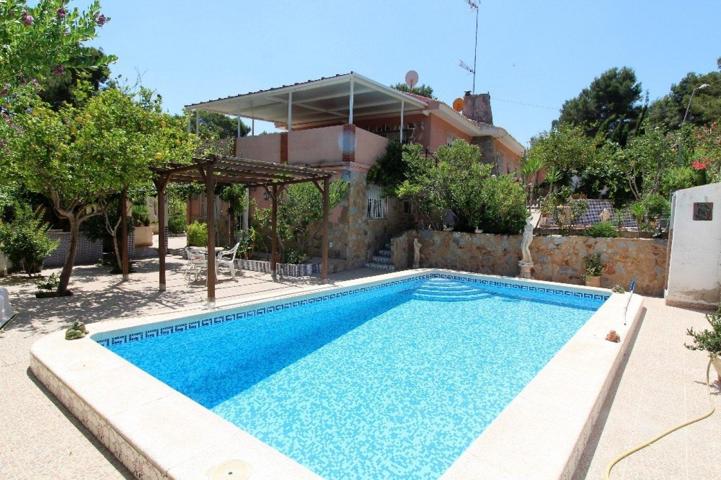 Villa con piscina, jardines y dos casas separadas. photo 0
