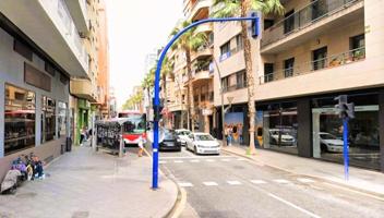 el piso de 3 dormitorios y 2 baños en la calle Ramon Gallud en pleno centro de Torrevieja photo 0