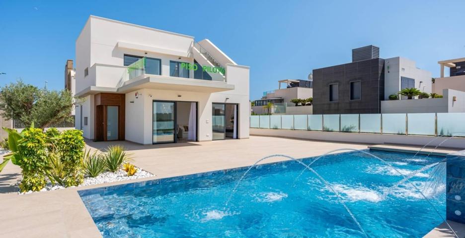 Descubre el lujo y el estilo en esta villa en Orihuela Costa photo 0