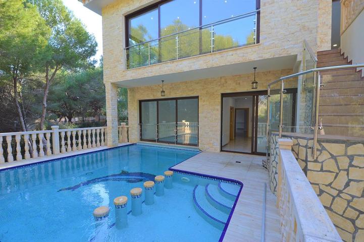 villa de 4 dormitorios a estrenar en parcela de 1200 m2 con piscina y garaje doble en Campoamor photo 0