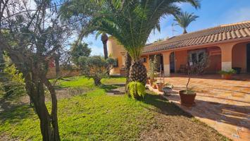 Exquisita villa con jardín y piscina privada photo 0