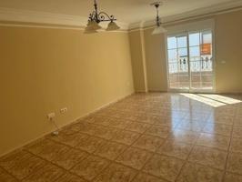 Amplio piso de 3 dormitorios en el corazón de Torrevieja – 140 m² con terraza photo 0