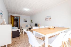 Amplio apartamento de 3 dormitorios con terraza y a solo 250 m de la Playa de los Náufragos photo 0