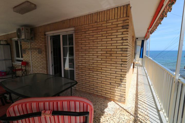 Amplio apartamento de esquina con tres dormitorios y vistas al mar en primera línea del mar Mediterráneo photo 0