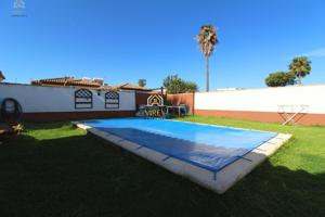CHALET URBANO EN RESIDENCIAL LOS GALLOS, CHICLANA DE LA FRONTERA photo 0