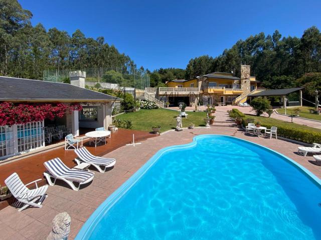Exclusiva casa con vistas a la Ría de Vigo y una amplia parcela de 6.000 m² en Cangas photo 0