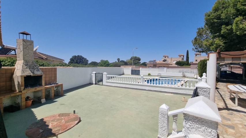 PEQUEÑO CHALET CON 600 M. DE PARCELA Y PISCINA PRIVADA - ZONA LA SIESTA, TORREVIEJA - photo 0