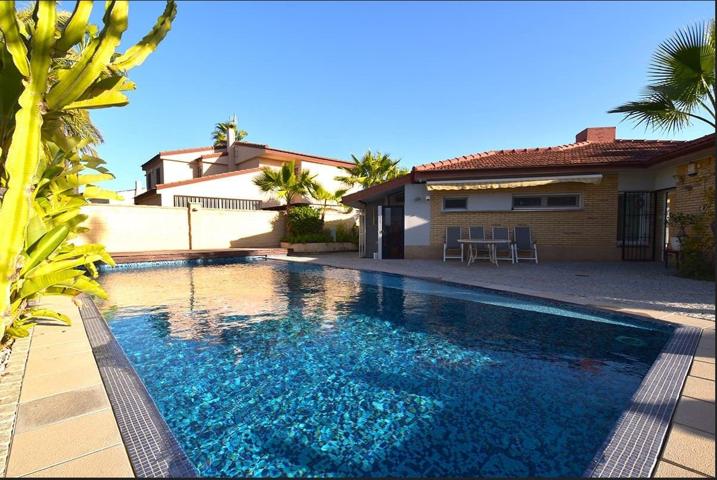 Impresionante chalet con apartamento independiente en La Zenia photo 0