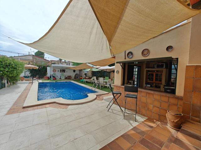 Se vende espectacular chalet con piscina privada en Torrevieja photo 0