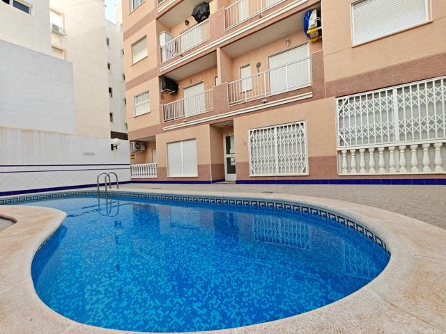 Se vende piso en Torrevieja a 300 metros de la Playa del Cura con piscina comunitaria photo 0