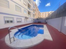 Amplio piso de 3 dormitorios con piscina y garaje en el centro de Torrevieja photo 0