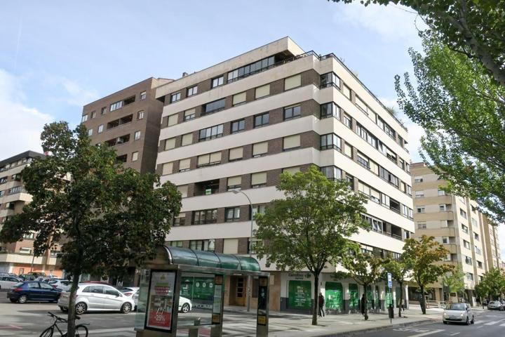 Piso en calle Iturrama. Vivienda para reformar en buen edificio photo 0