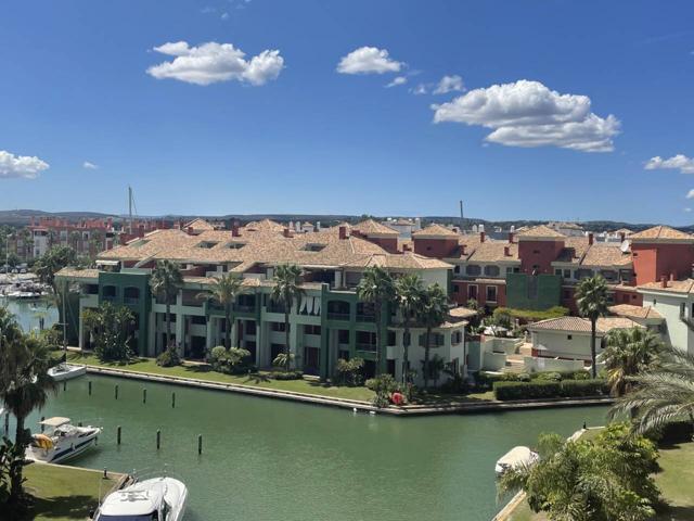 Espacioso apartamento bajo dúplex de 7 dormitorios en una de las Islas de La Marina de Sotogrande photo 0