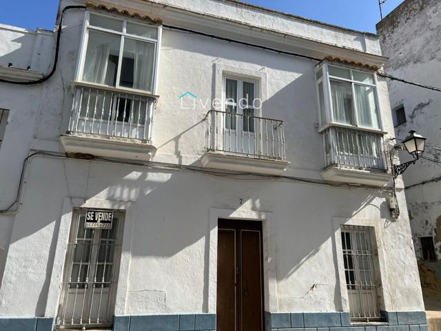Casa en venta en Alcalá por la zona de la Alameda, costa de 188m2 y está distribuida en salón, cocina, 2 baños,5 dormitorios, patio interior y azotea. photo 0