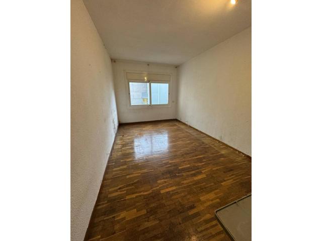 Piso en venta en Sants-Badal photo 0