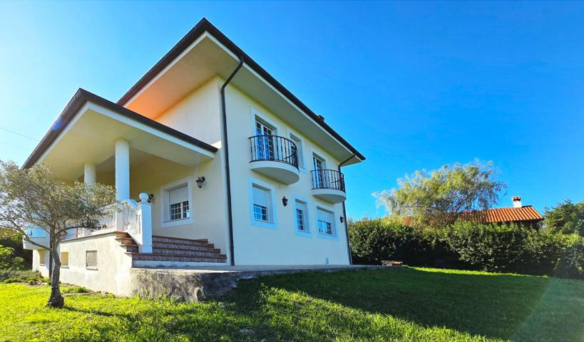 Moderno Chalet individual en finca urbana de 1.860 mt2 al lado de Comillas, Practicamente nuevo. photo 0