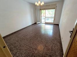 Amplio piso de 91m² con balcón, ascensor y excelente ubicación - ¡ Ideal para reformar a tu gusto ! photo 0