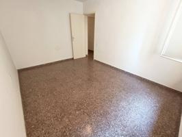 Amplio piso de 91m² con balcón, ascensor y excelente ubicación - ¡ Ideal para reformar a tu gusto ! photo 0