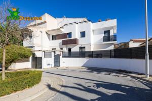 CHALET PAREADO DE LUJO EN HUETOR VEGA photo 0