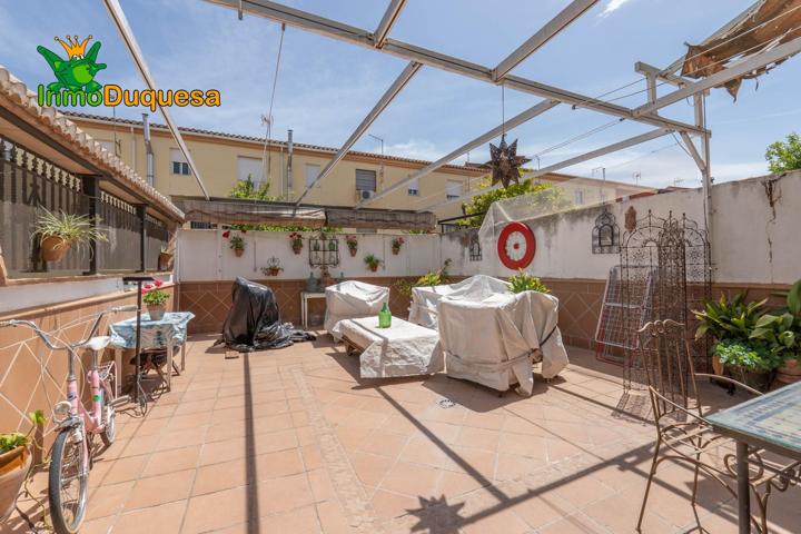 Preciosa casa adosada de 3 dormitorios, con garaje doble de 53 m2 y patio de 77 m2 en Belicena photo 0